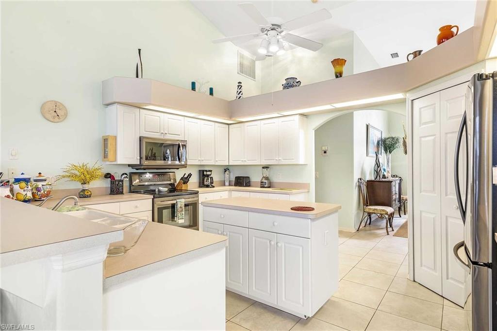 Kitchen w/ Island