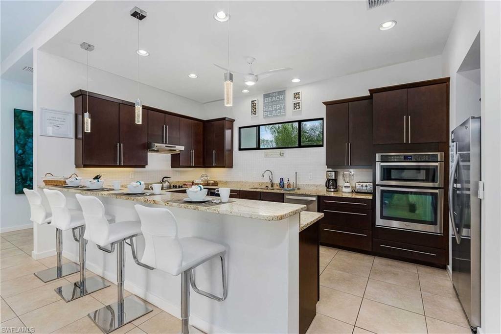Kitchen w/ Breakfast bar