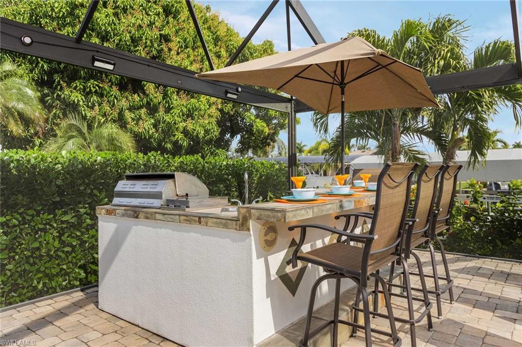 Outdoor grilling area & bar