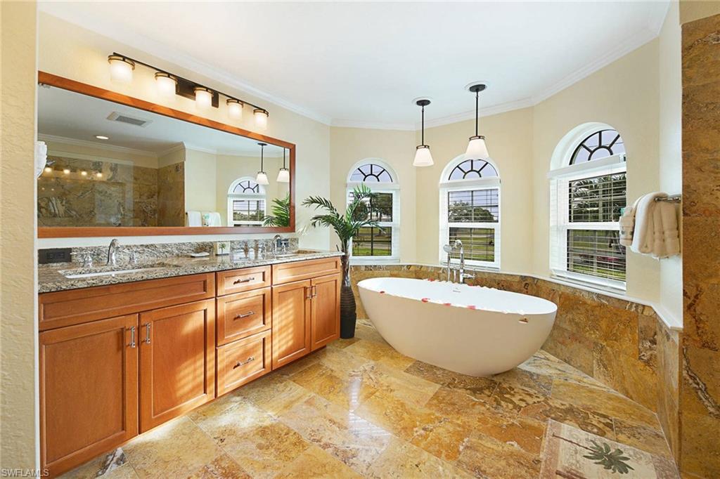 Primary Bathroom w/ Soaking tub