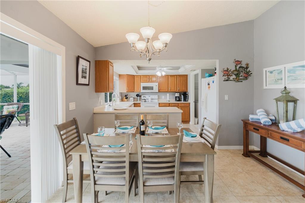 Dining Room w/ seating for 6