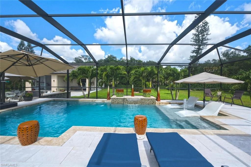 Sun deck.. perfect for just hanging in the water to cool oof