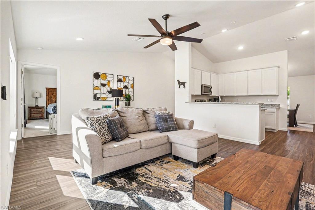 318 NW 4th ST