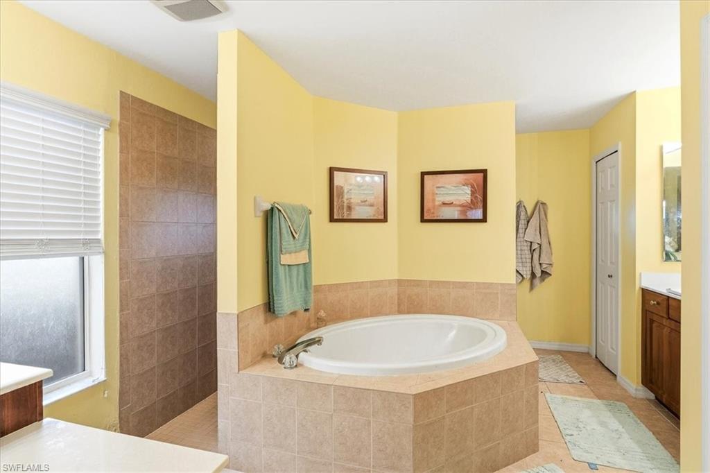 Integrated soaking tub with tiled surround