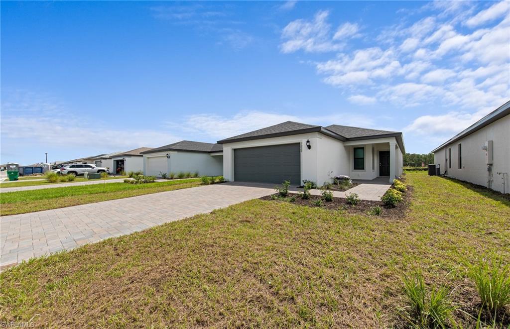 Photos are of similar Daniel floorplan. Homes may vary.