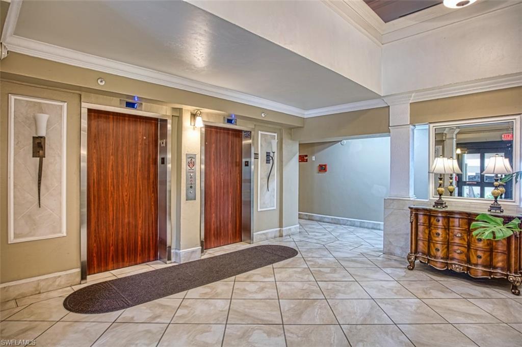 Foyer with elevator,