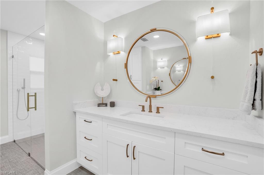 Guest Bathroom, just like a model home.