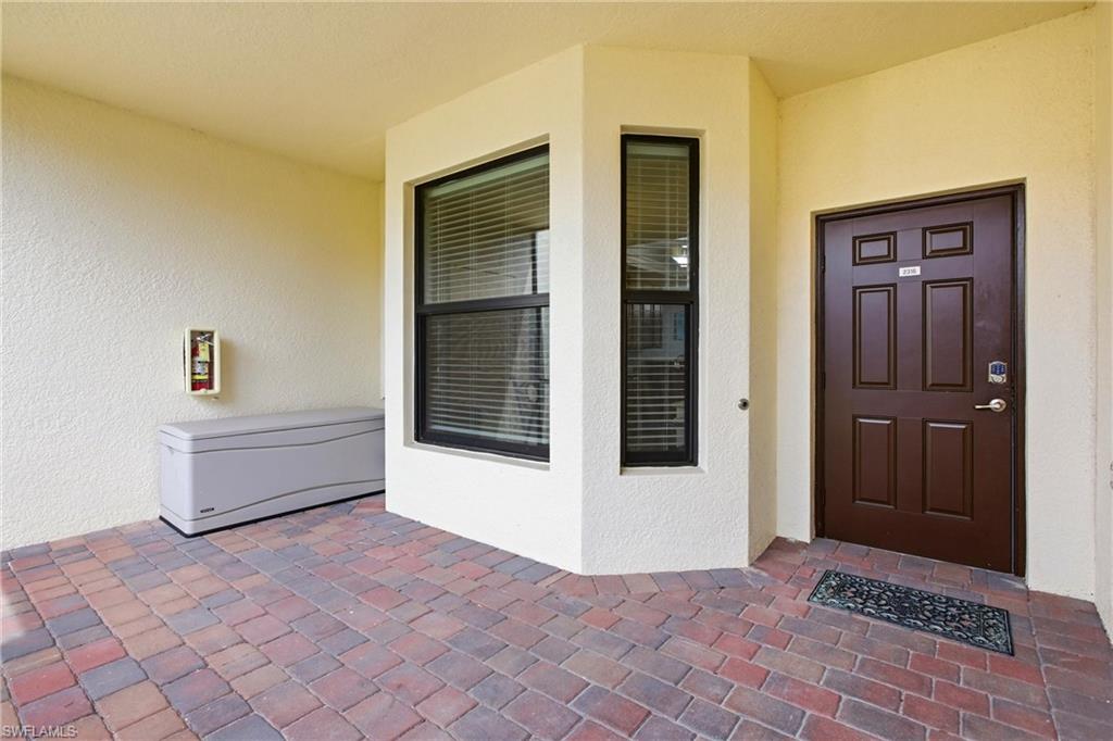 Entry / Front Lanai