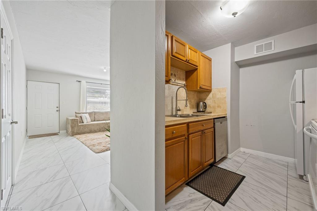 Kitchen to living room orientation