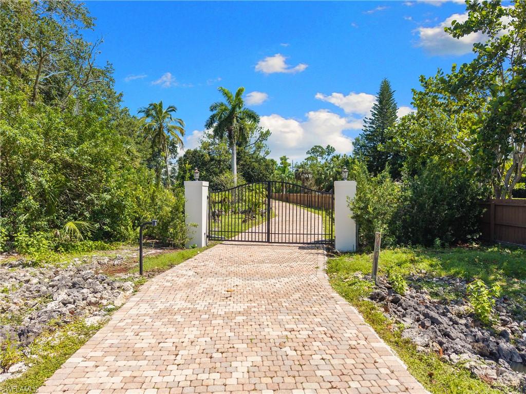 6521 Livingston Woods LN