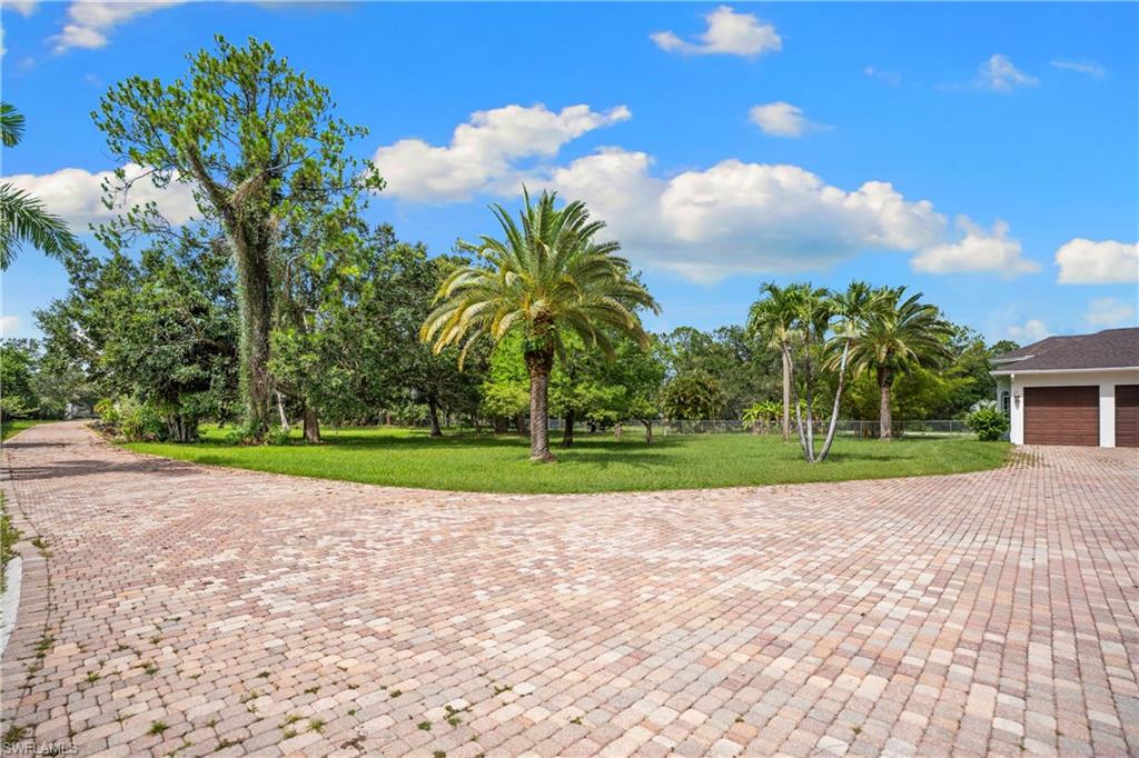 6521 Livingston Woods LN