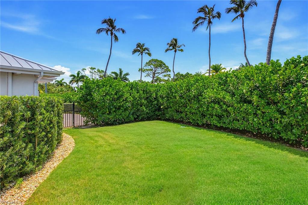 692 Banyan BLVD photo 24