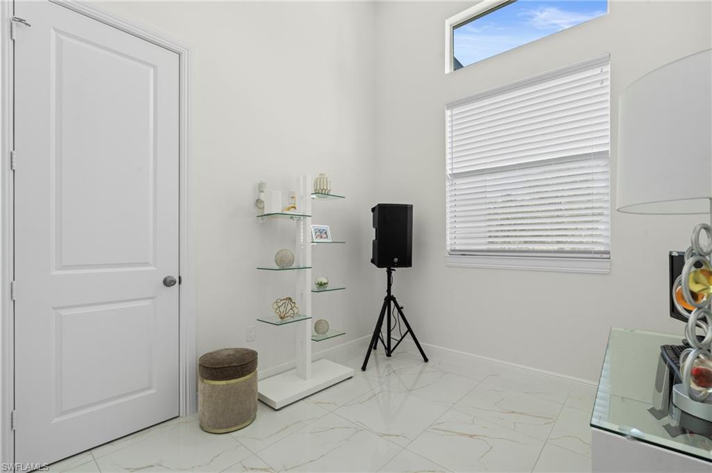 Den with closet and window? Yes!