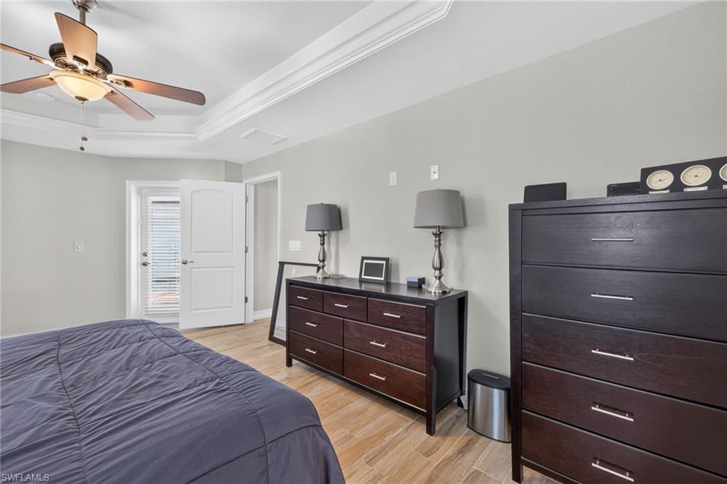 Tray ceiling with crown molding and a ceiling fan