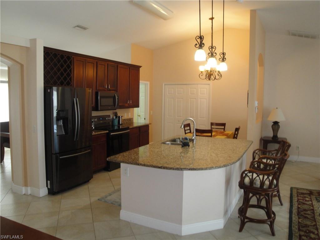 Breakfast bar and breakfast room