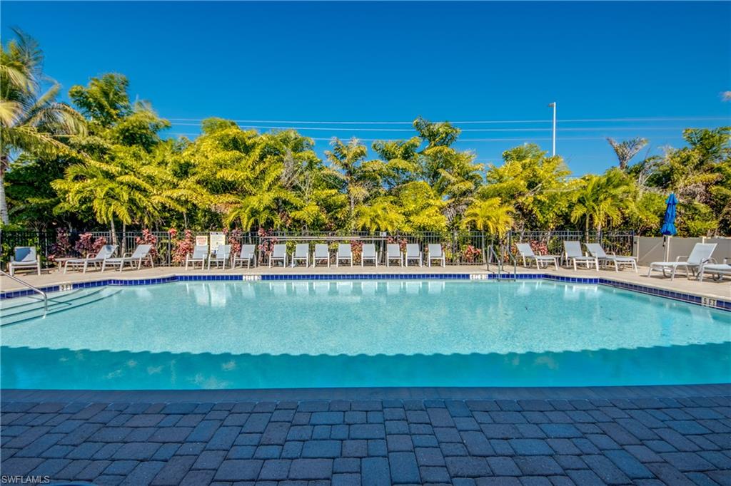 Rectangular swimming pool with integrated steps and blue tile trim