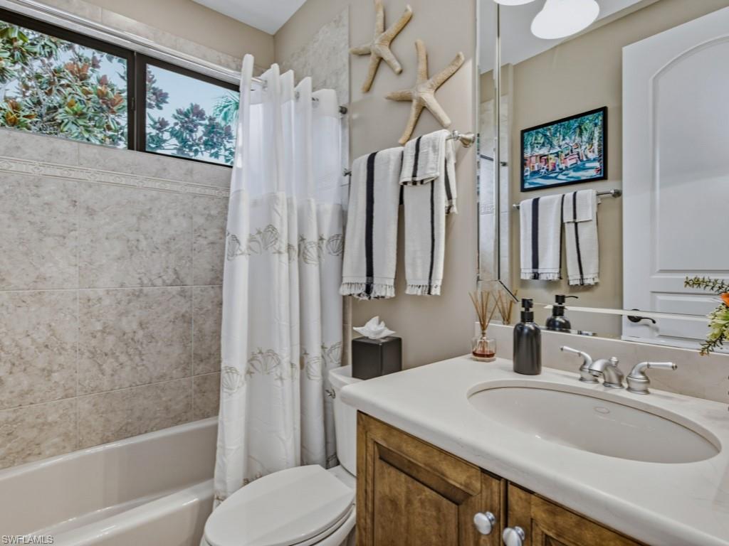 Full Bath in Hallway