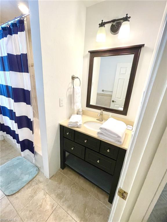 Guest bathroom with tub/shower and pool access