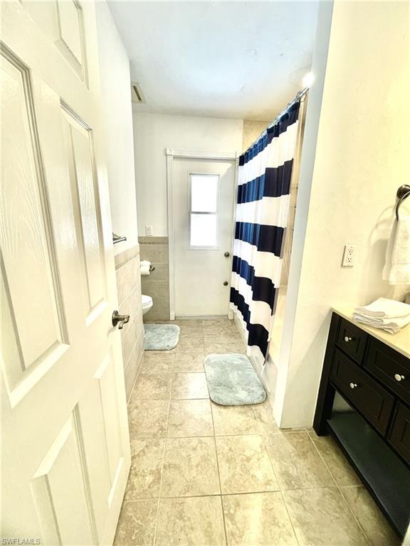 Guest bathroom with tub/shower and pool access