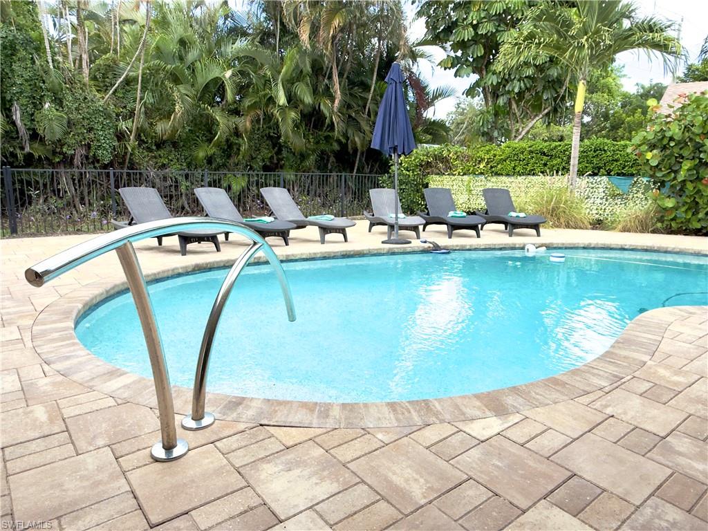 Pool steps with railing