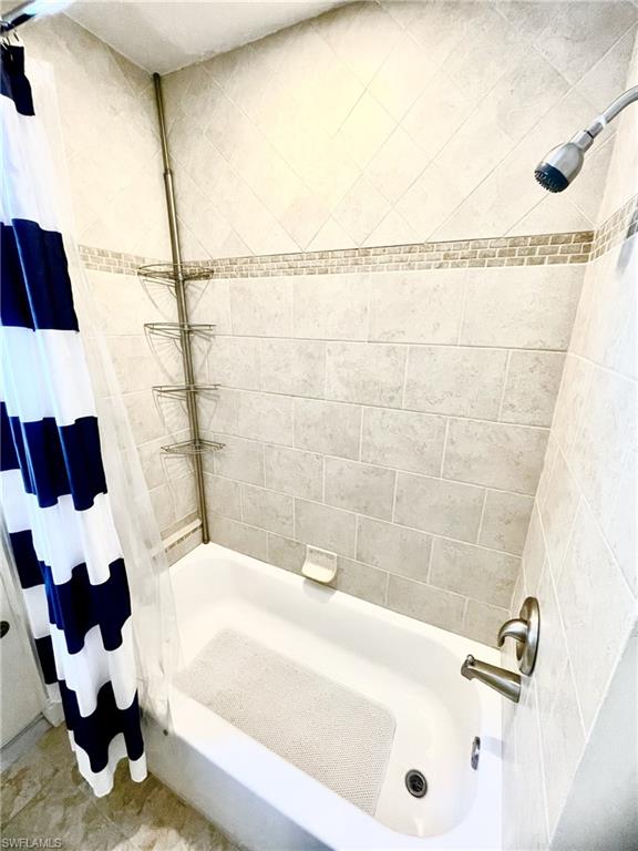 Guest bathroom with tub/shower and pool access