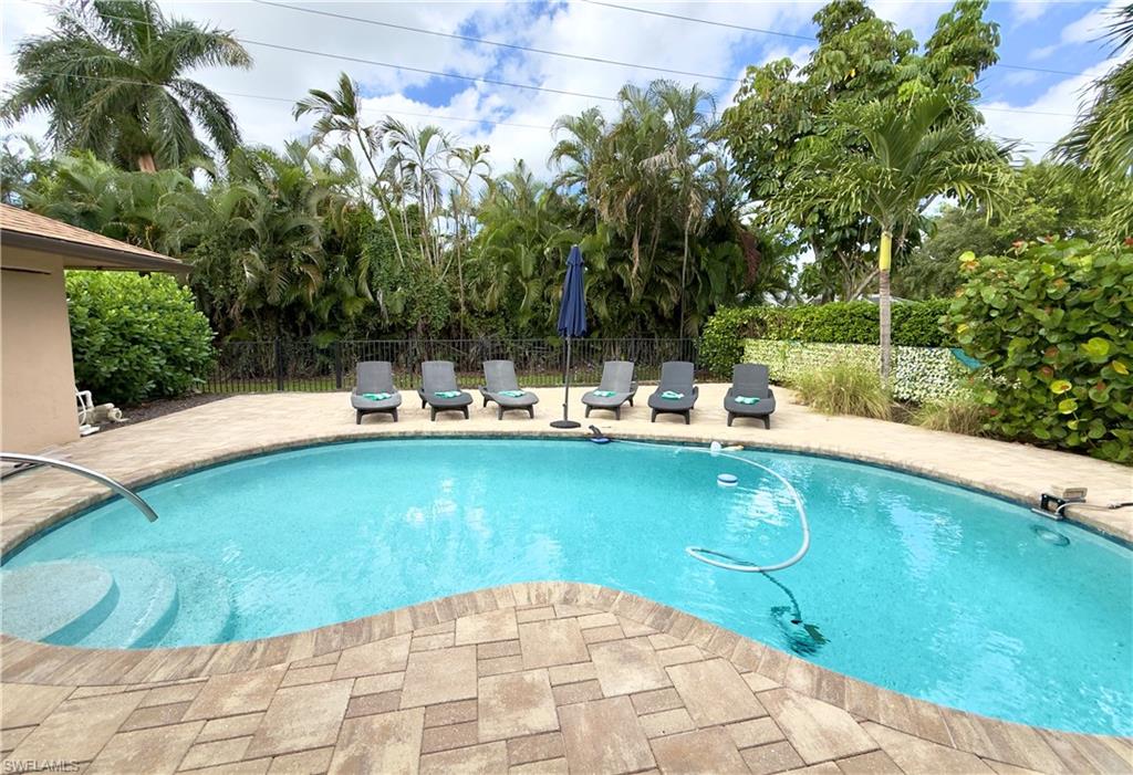 Pool steps with railing