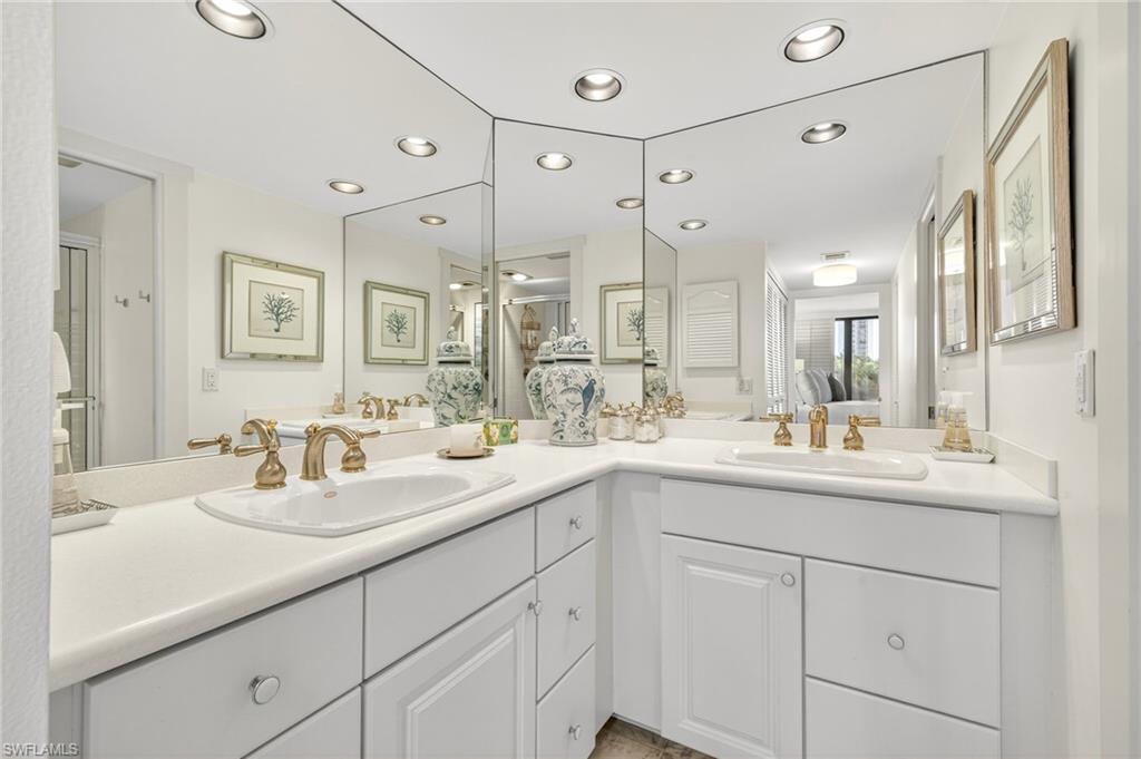 Ensuite bathroom with double vanity