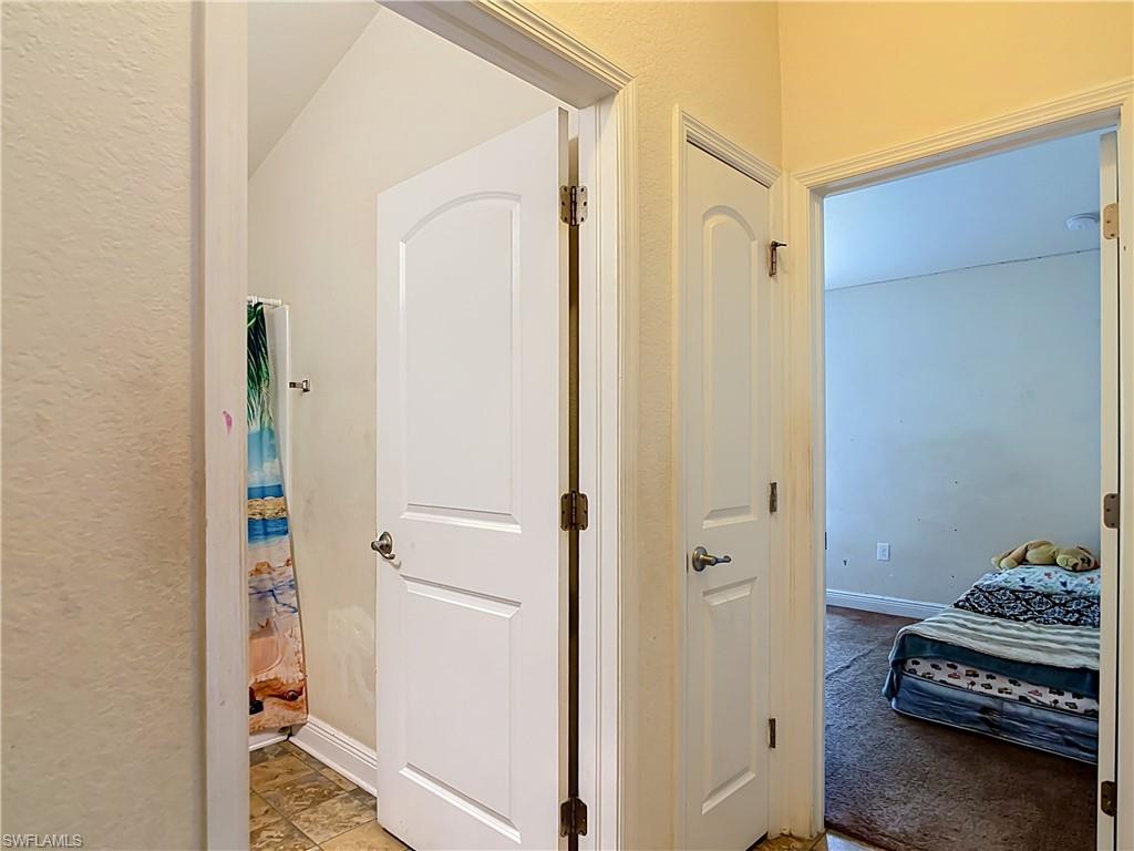 Hallway bath between Guest room 2 and 3