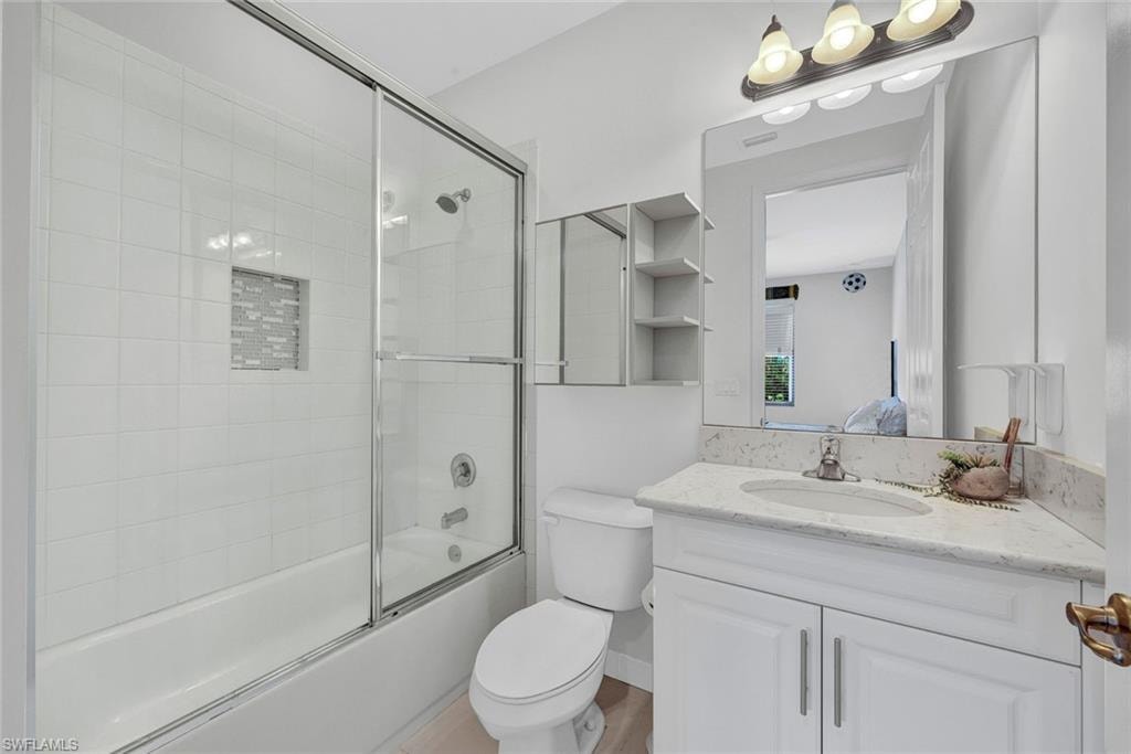 Upstairs En-suite Guest Bath (Bathroom 3)