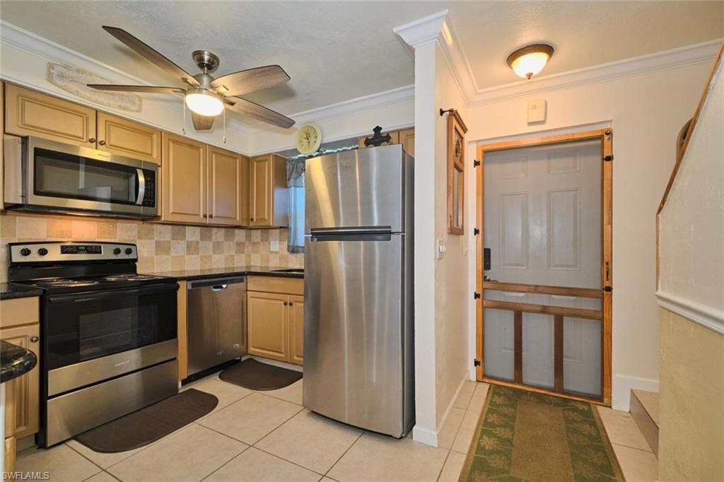 6777 Winkler RD 142 photo 7
