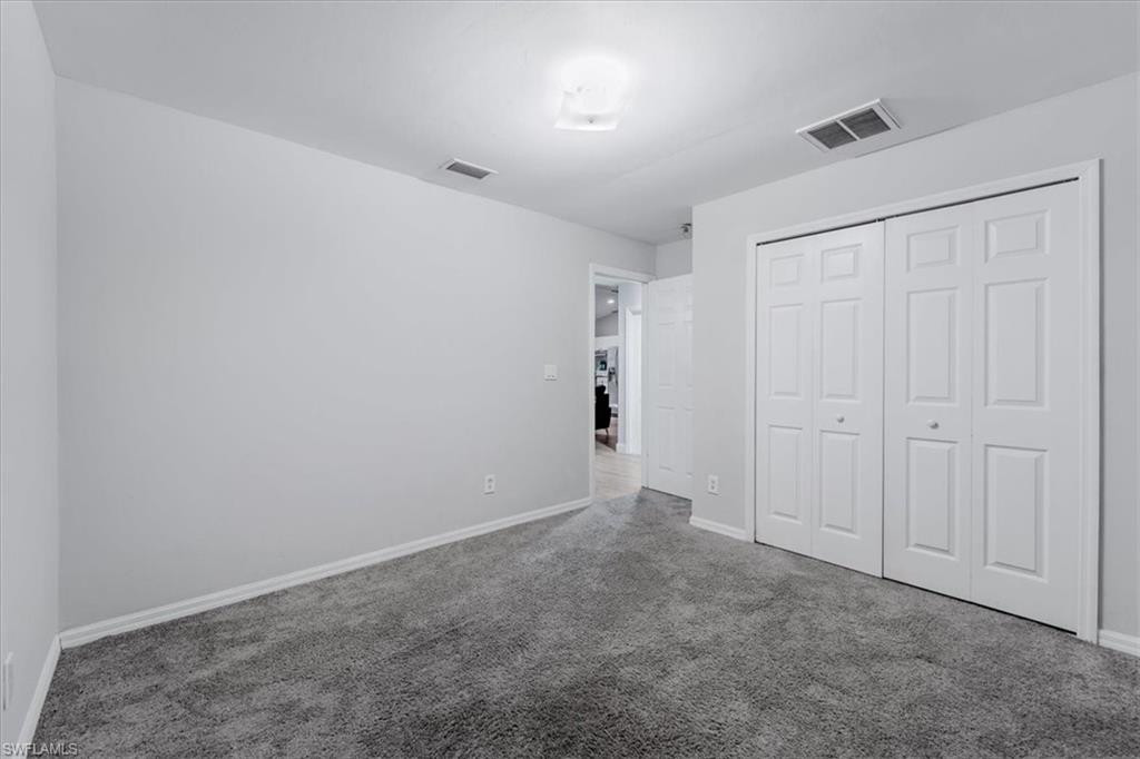 Neutral tone wall finish and gray carpet flooring