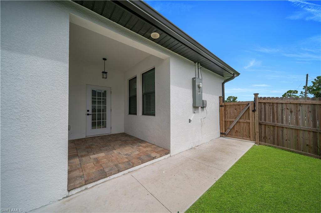 Independent entry side the house