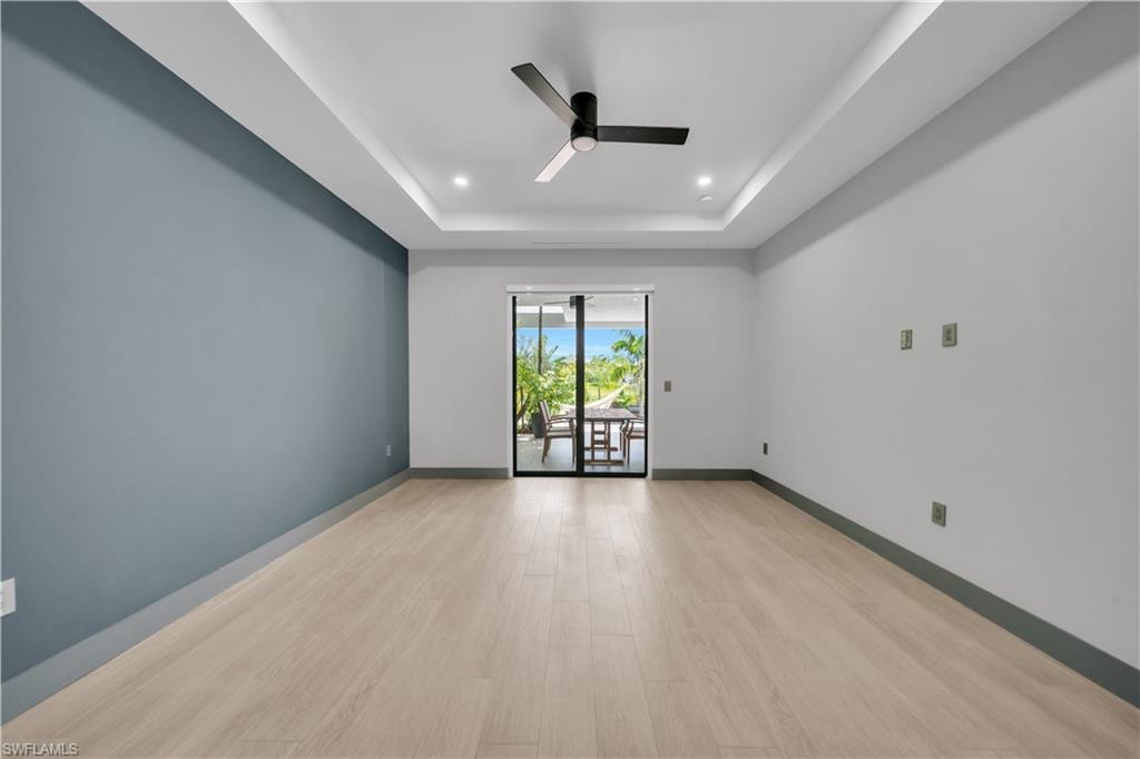 Recessed tray ceiling with integrated lighting and a ceiling fan