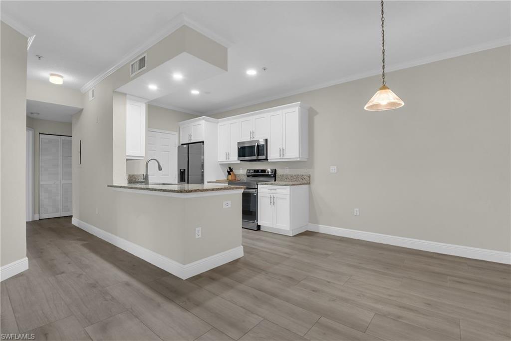 Dining Area & Kitchen