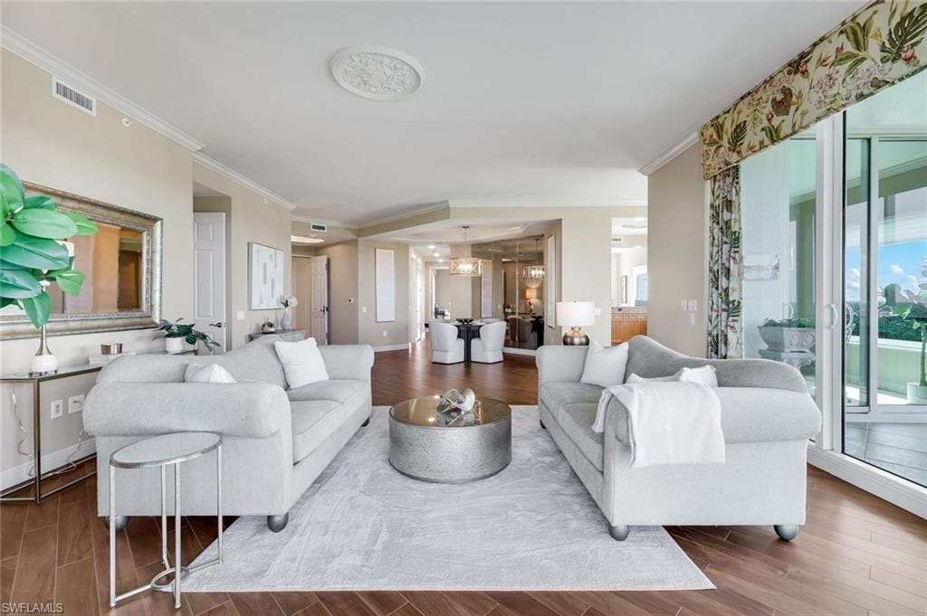 Spacious living room  overlooking the bay & gulf