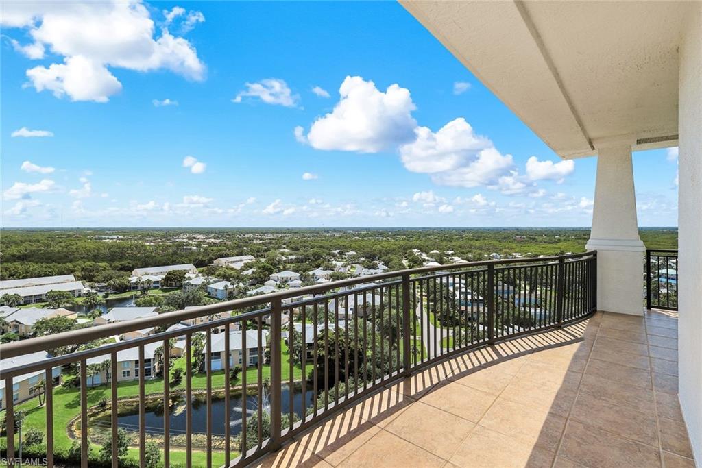 Shared balcony between guest suites