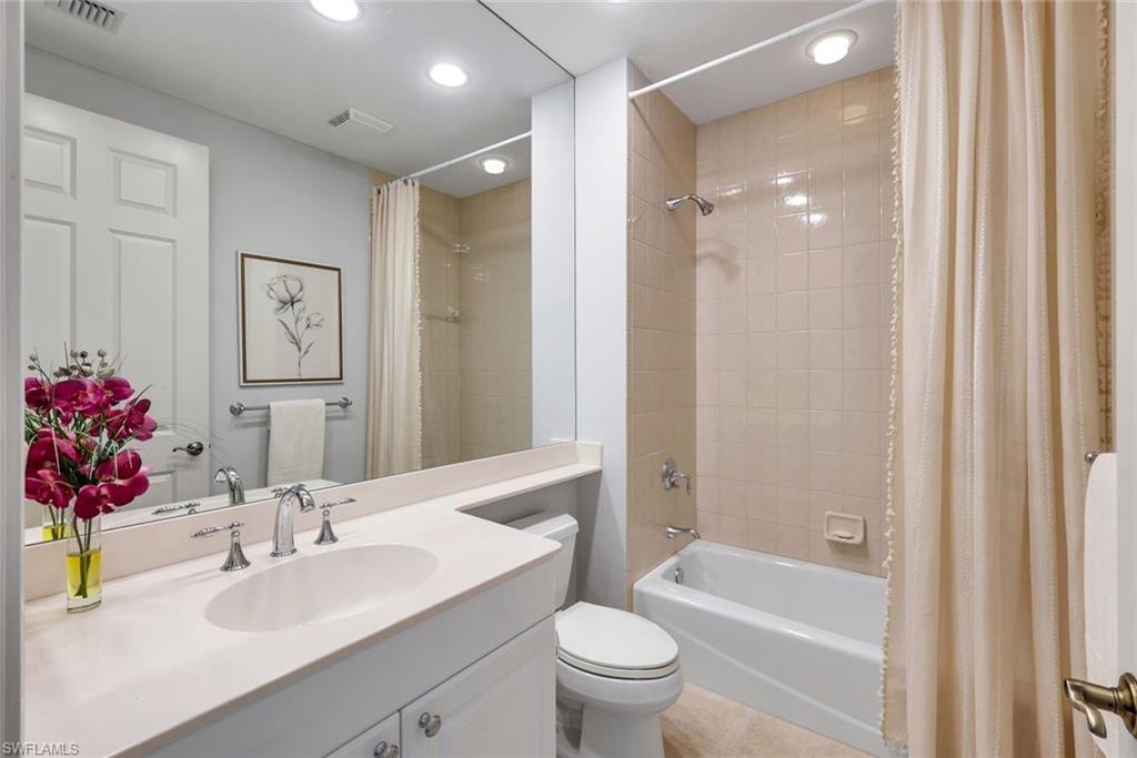 Guest suite 1 in suite bath