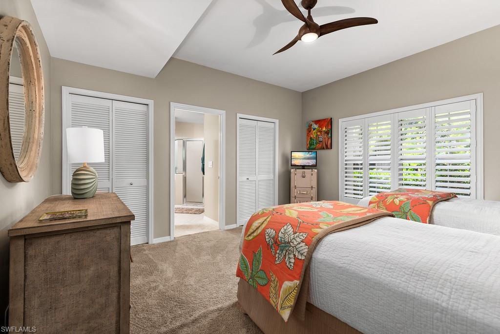 Guest room with twin beds.