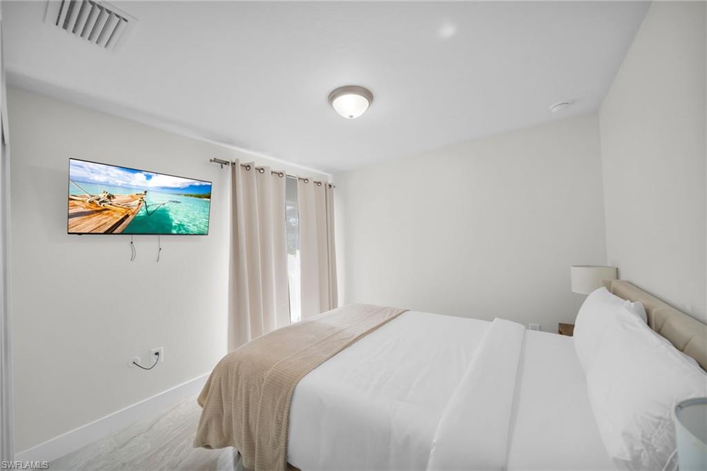 Neutral wall finishes, recessed ceiling light fixture, and wood-finish flooring