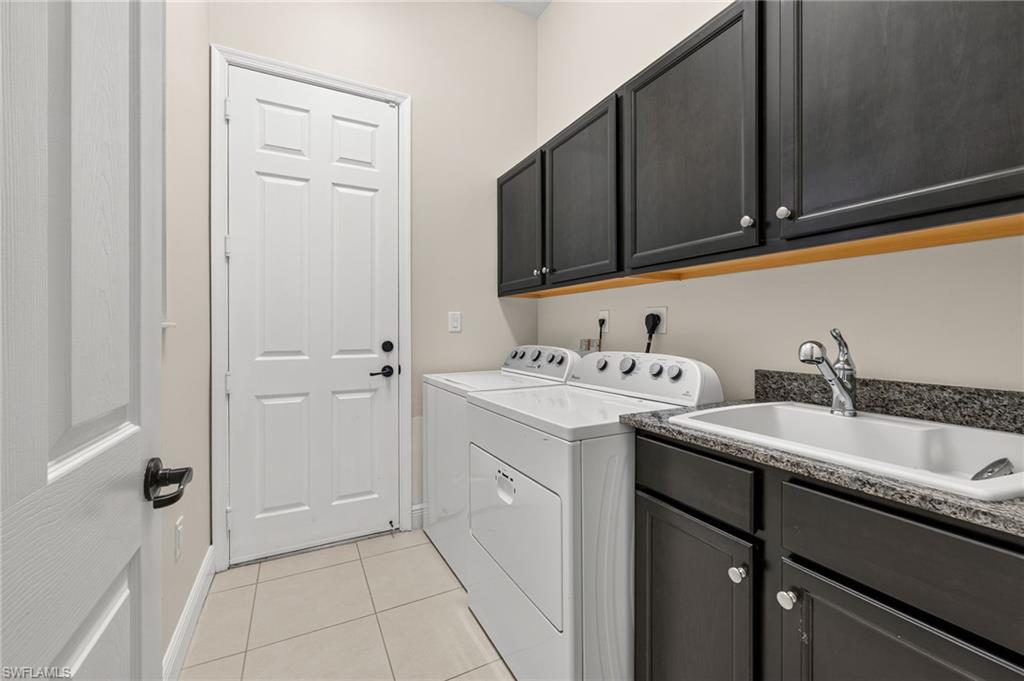 Laundry room with in laundry sink