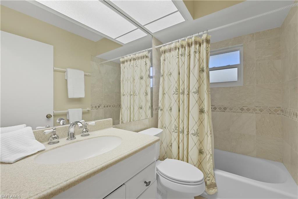 Full bath with vanity and shower / tub combo