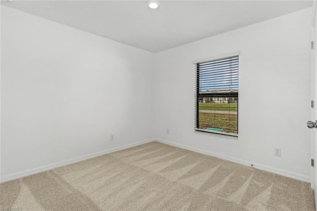 409 Broadmoor ST E photo 9