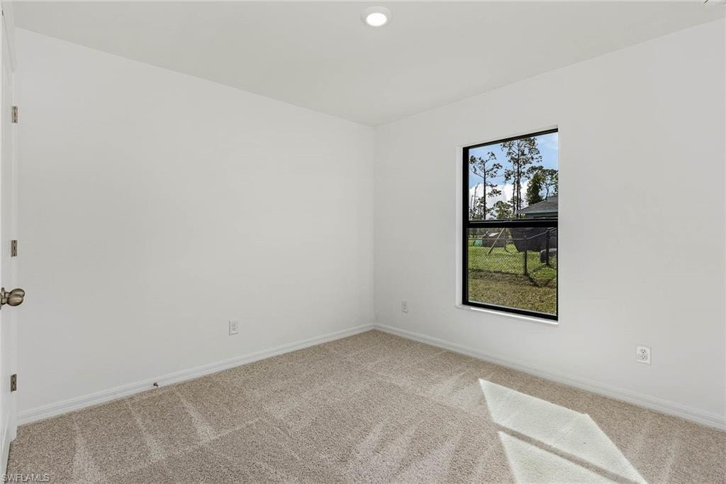 409 Broadmoor ST E photo 8