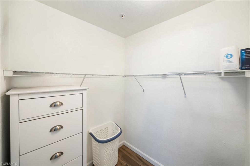 OWNER'S WALK-IN CLOSET