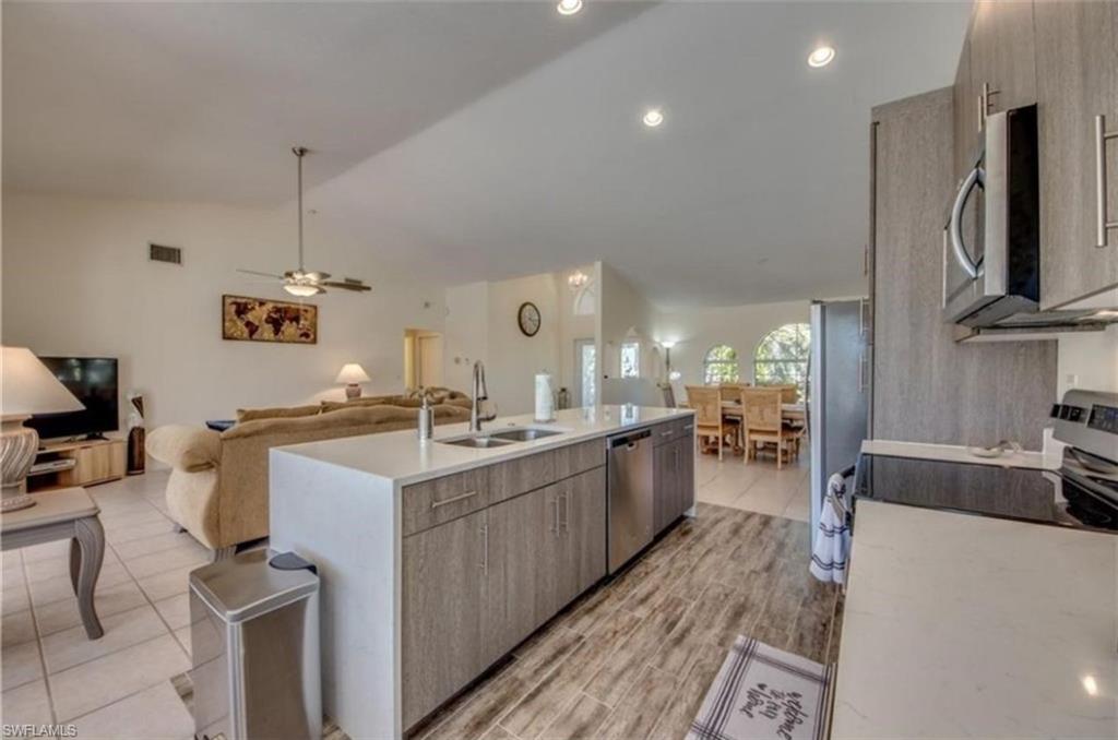 318 SW 28th ST
