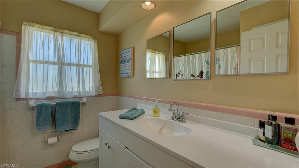 Guest bath with combo tub & shower
