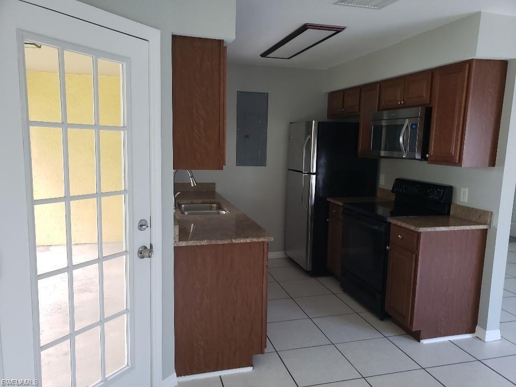 1505 Kitchen: door to screened-in lanai