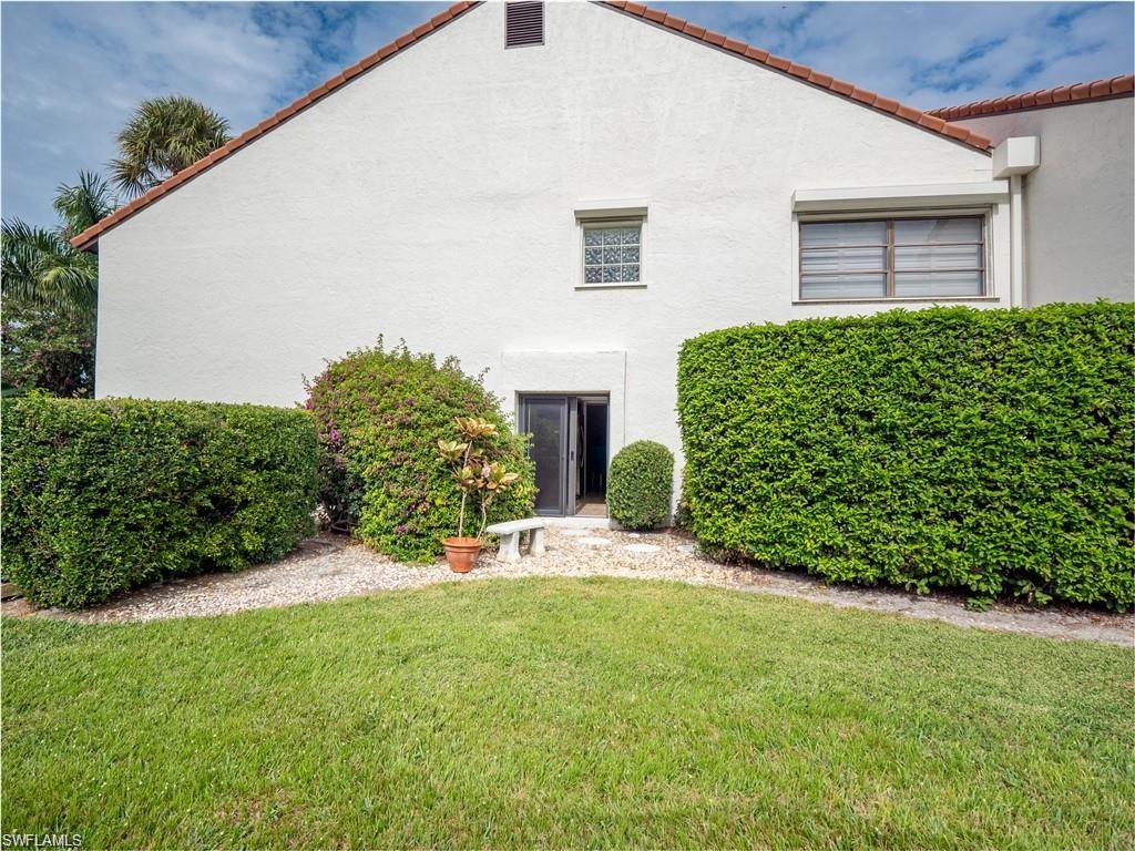 A huge, side yard to enjoy!!!