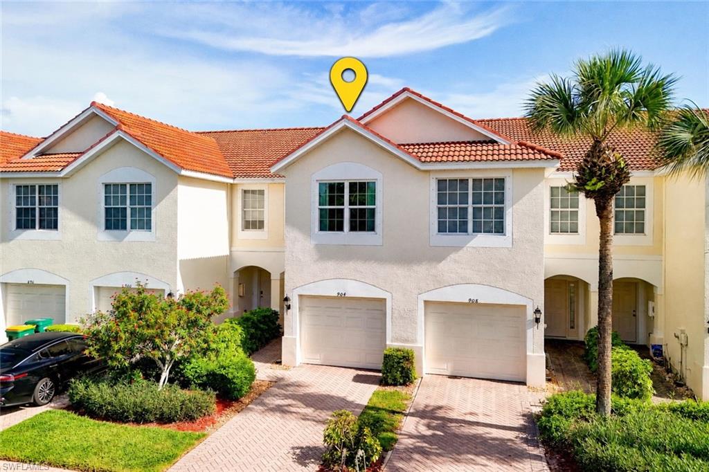 904 Hampton CIR