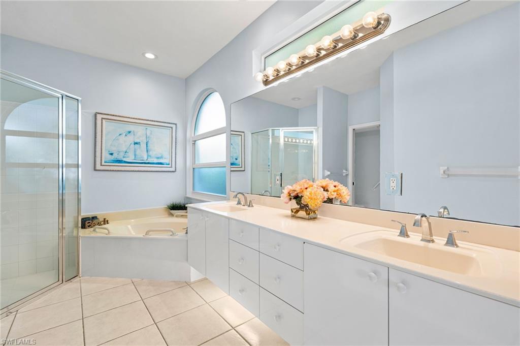 Private en-suite with shower and tub combo!